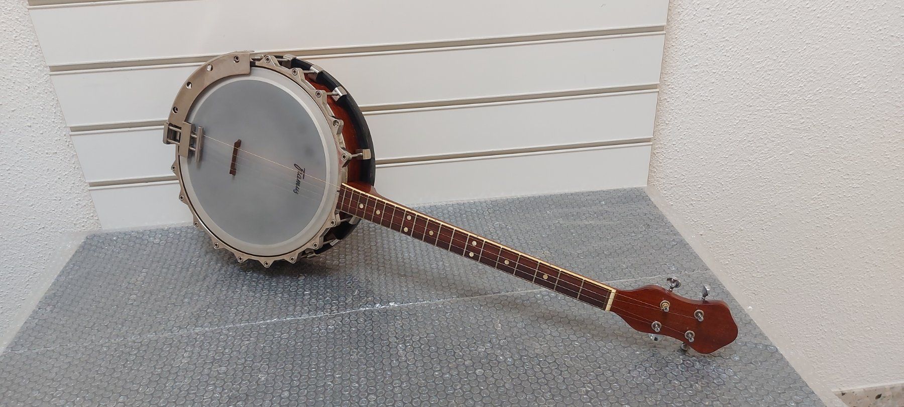 Framus Musikinstrumente: Framus 4-strings Banjo frisch ab service – Gebraucht aus Glattbrugg von Swissmusik