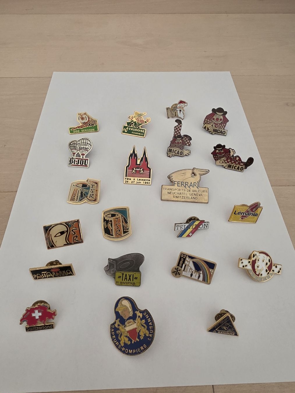 Swiss Placchette & Badge: 21 pins vintage Suisse – Usato da Paudex venduto da Pacalauma