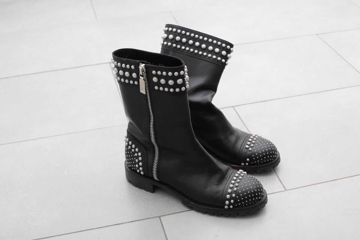 Alexander Mcqueen Scarpe da donna: Alexander McQueen studded black leather boots, size 39 – Usato da Zürich venduto da Mariia_burlachenko 1