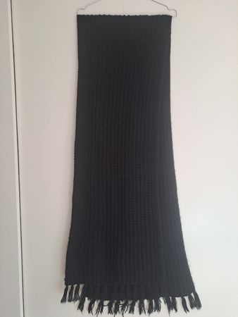 Schwarzer Schal gestrickt mit Fransen - Warm für den Winter