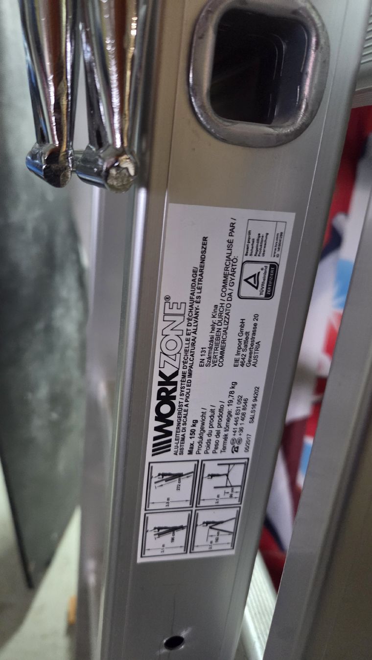Ponteggi: Workzone Multifunktions-Leiter 3x9 Sprossen Top Zustand 50 – Usato da Seewis Dorf venduto da ChrigiG 2