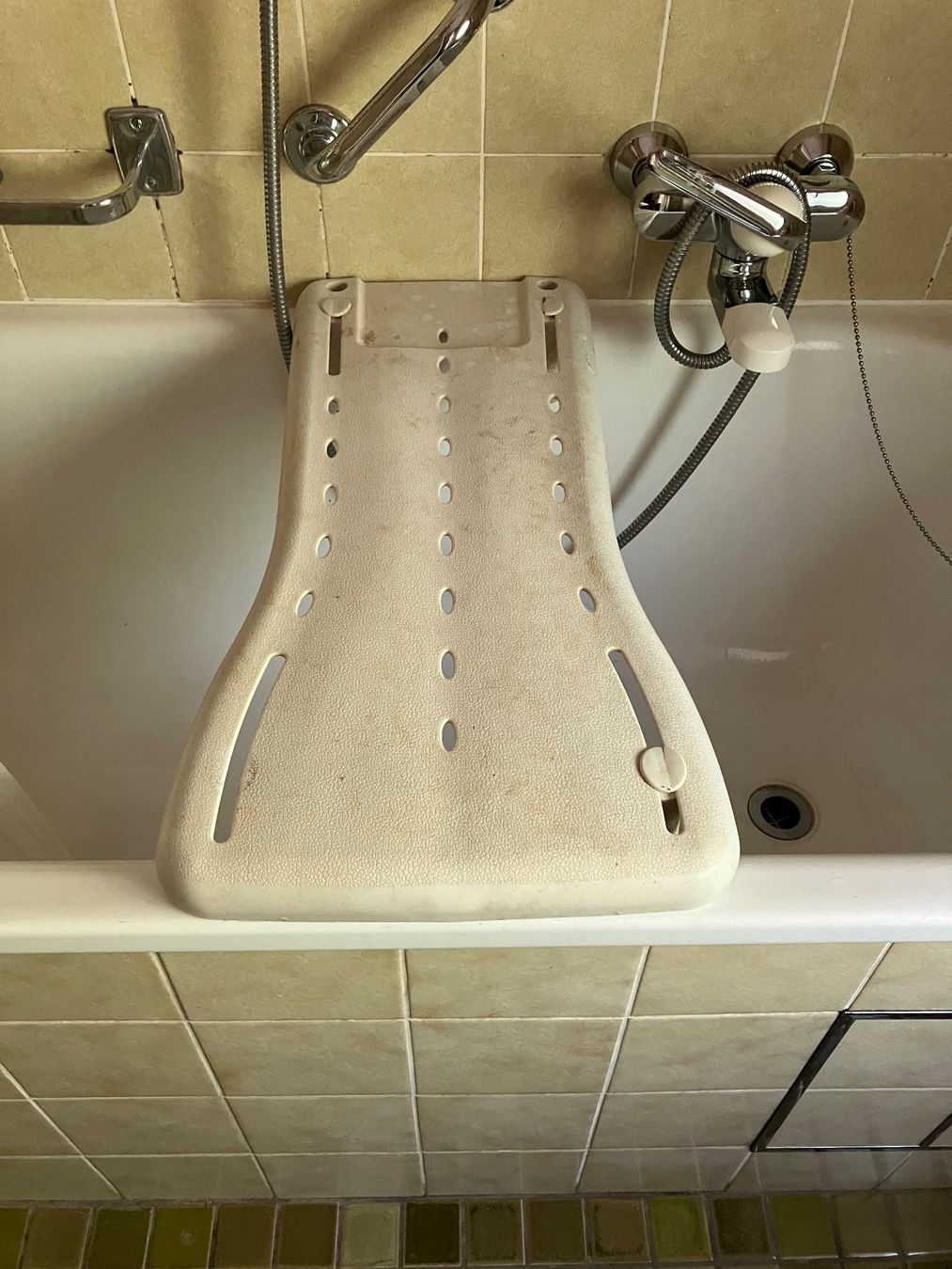 Hocker: Badewannen Sitz / Duschhocker – Gebraucht aus Pfeffingen von Deggaff