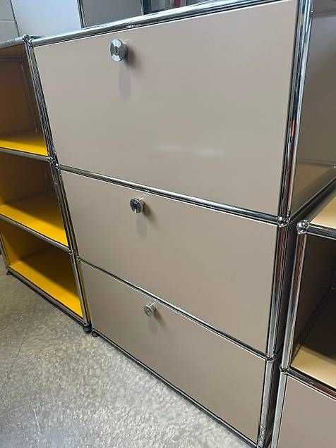 USM Scaffali: USM Haller Sideboard NEU, beige mit 3 Klappen. – Nuovo (secondo la descrizione) da Lenzburg venduto da Buerokonz