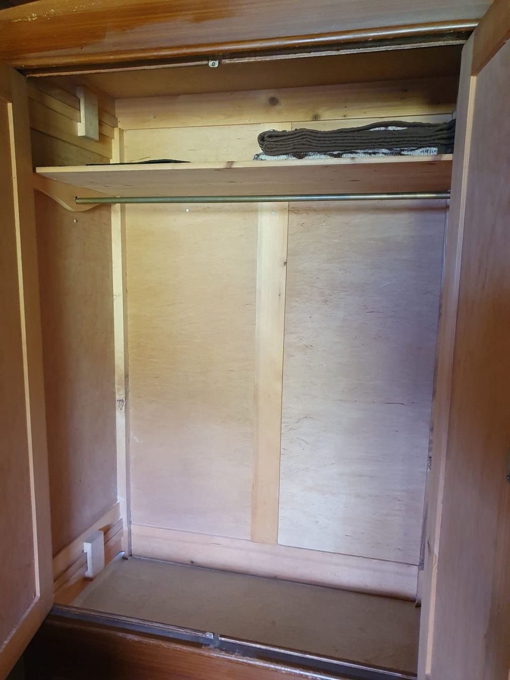 Armadi: Gebrauchter Kleiderschrank, Holz, massiv, – Usato da Abtwil SG venduto da mamimaz 2