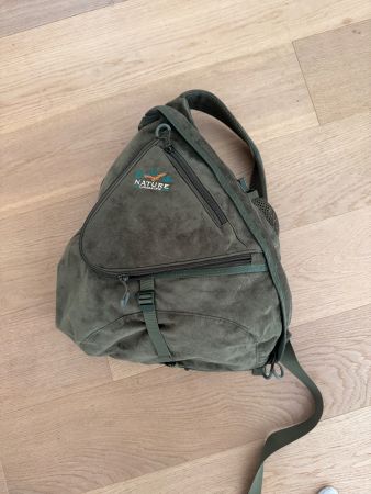 Grüner „Sling bag“ Rucksack