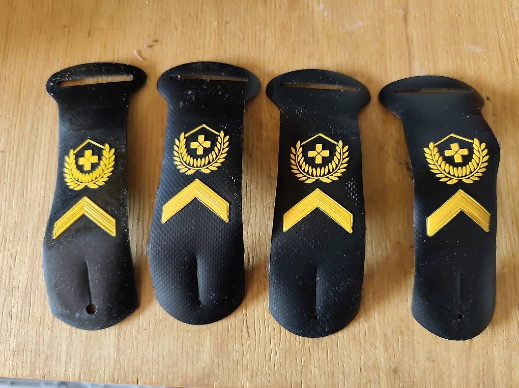 Schweizer Armee Placchette & Badge: Sanitäter Schulterabzeichen. Schweizer Armee – Usato da Schiers venduto da Pet70