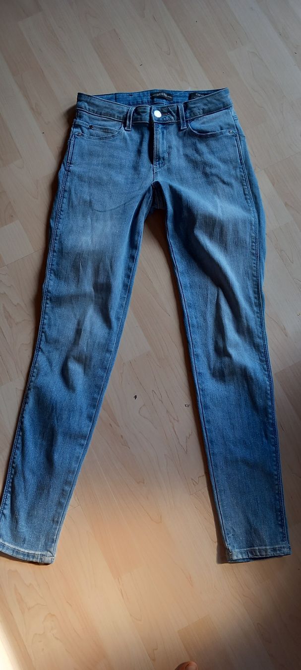 Guess Jeans: Guess Jeans mit Glitzeranteil Gr.27 – Nuovo (secondo la descrizione) da Rebstein venduto da bestforyou