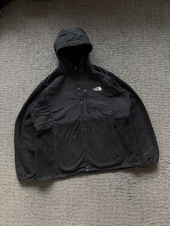 14.Veste polaire The North Face noire, capuche, taille XXL