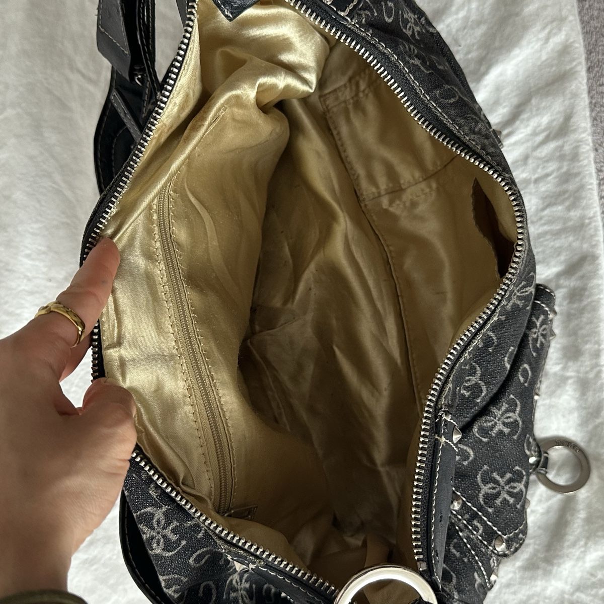 Guess Borse da donna: Guess Vintage Monogram Hand Bag – Usato da Givisiez venduto da dor_xb9k 6