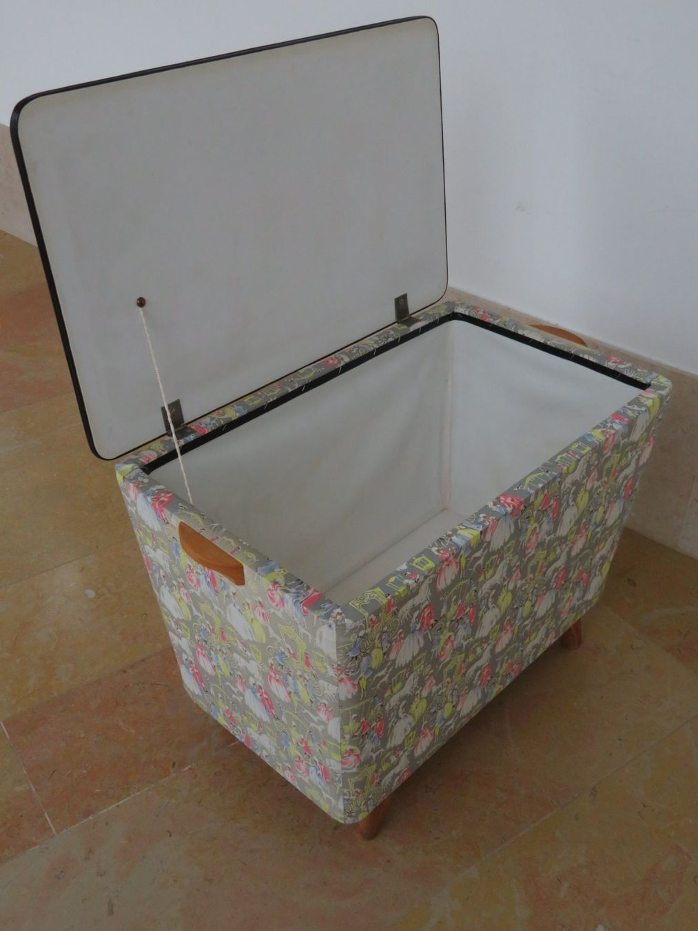 Cassapanche: Vintage Truhe mit dekorativem Muster – Usato da Reinach BL venduto da WBZ-Flohmarkt 1