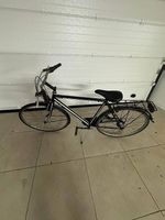 Bicicletta da uomo nera con portapacchi