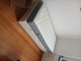 Bett mit Matratze