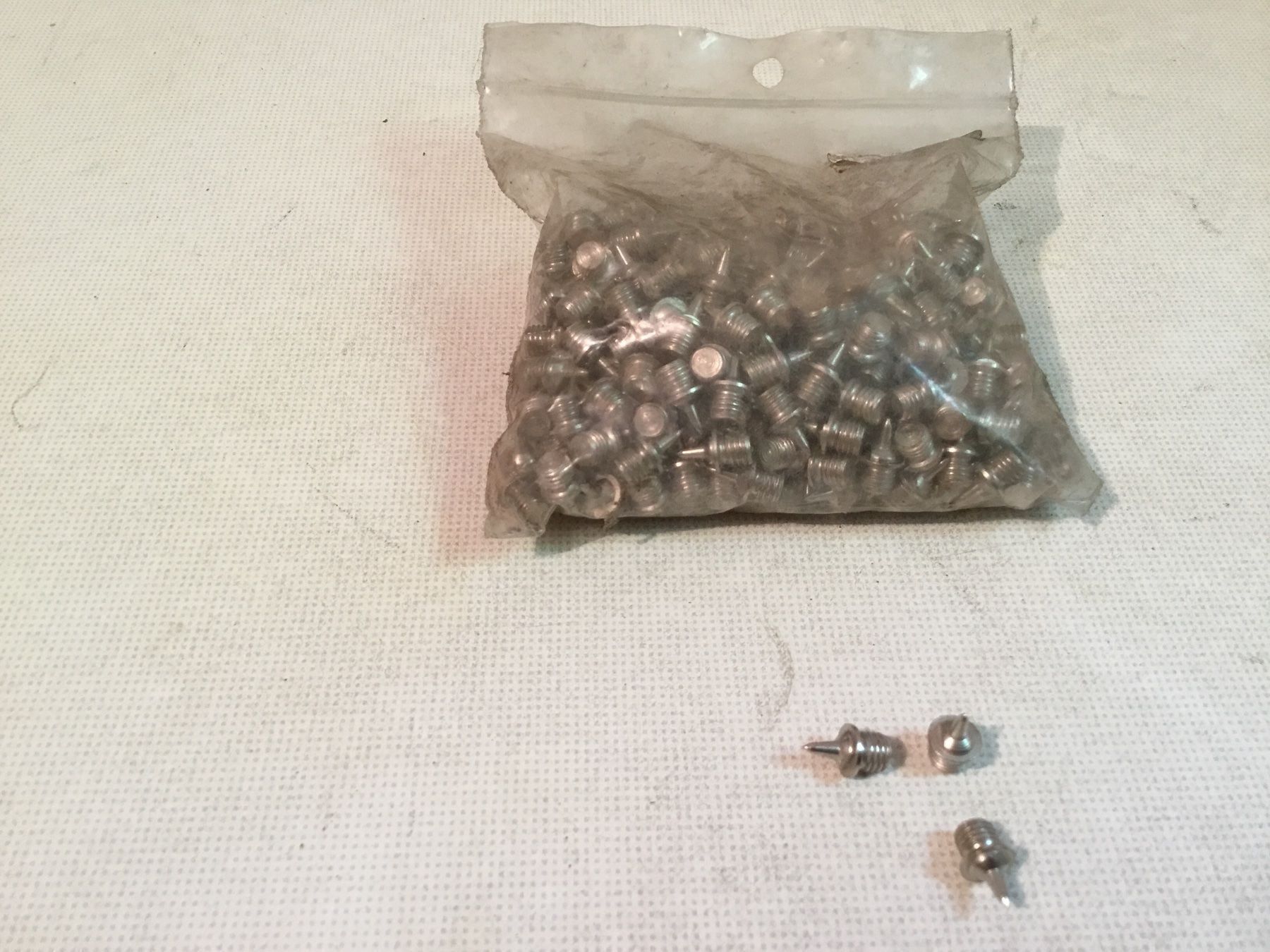 Eisenwaren: 1 Sack voller Metallstifte mit Gewinde / Spikes – Neu (gemäss Beschreibung) aus Kreuzlingen von Schuggerman