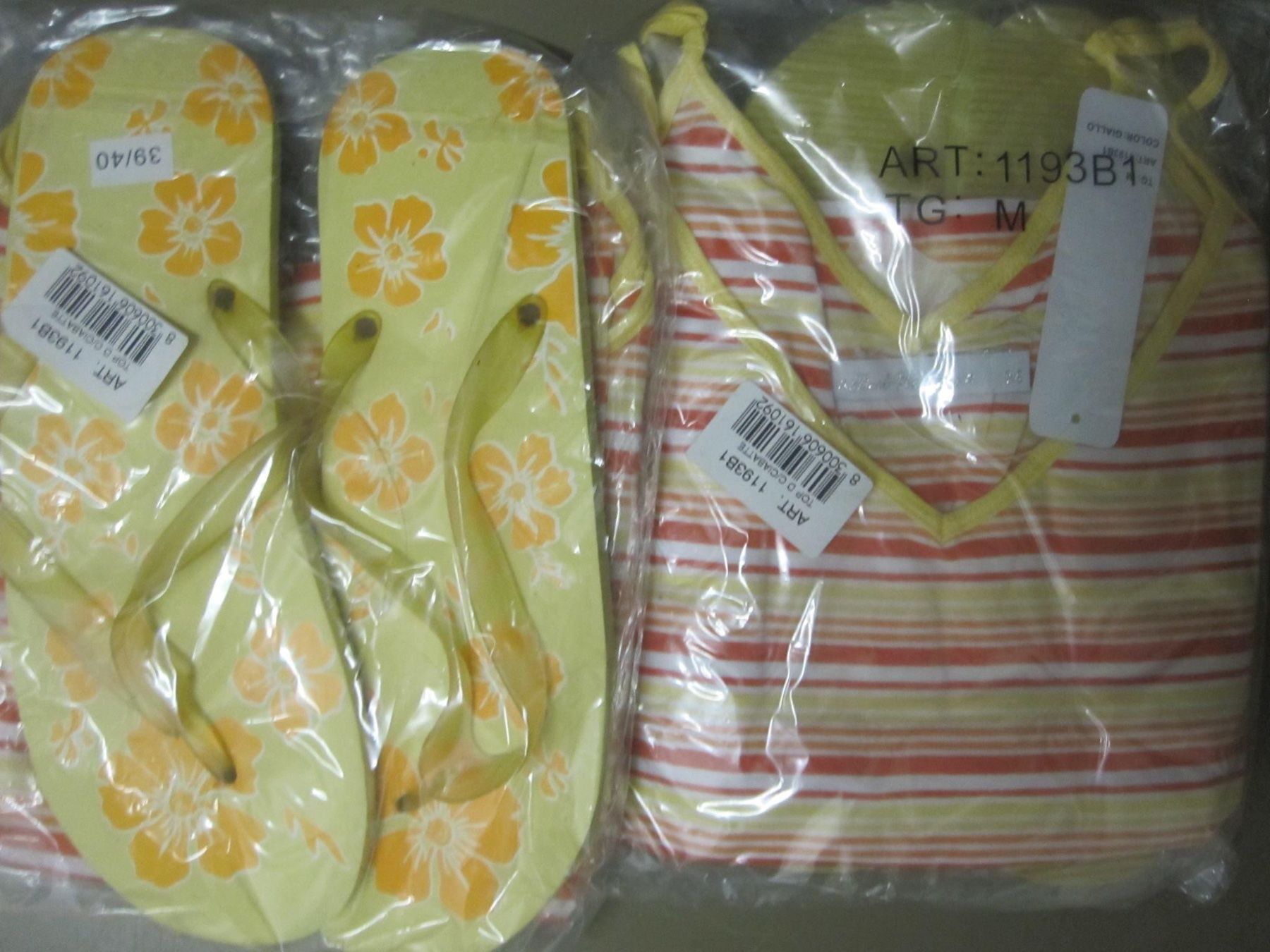 Top: Spaghetti Tops mit passenden Flip-Flops, neu – Usato da Bolligen venduto da Mitica 4