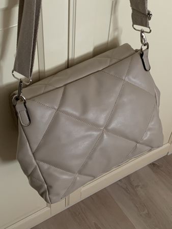 Schicke Umhängetasche in Taupe – Top Zustand!