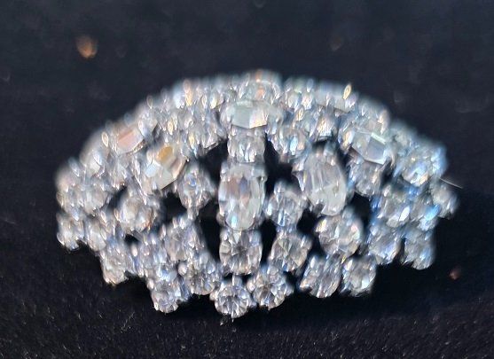 Spille & Fermagli: Funkelnde Vintage-Brosche mit Strasssteinen (ca. 4.5 cm) – Usato da Flums venduto da Flumsantik 1