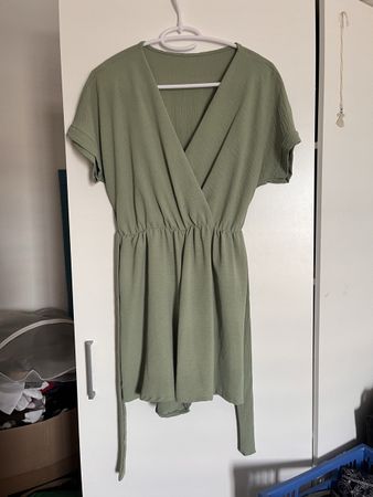 Kleid mit Shorts Damen V-Ausschnitt kurzarm olive Grösse M