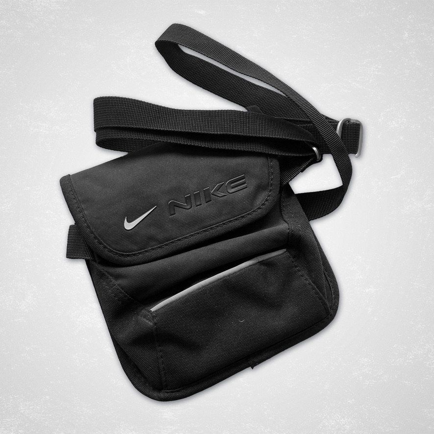 Nike Taschen: Nike Reflective Shoulder Bag | Vintage – Gebraucht aus Zürich von avenlim