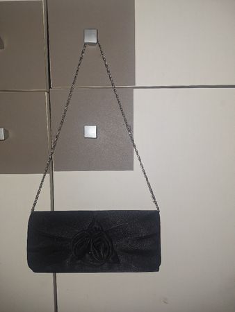 Elegante schwarze Abendtasche mit Kette