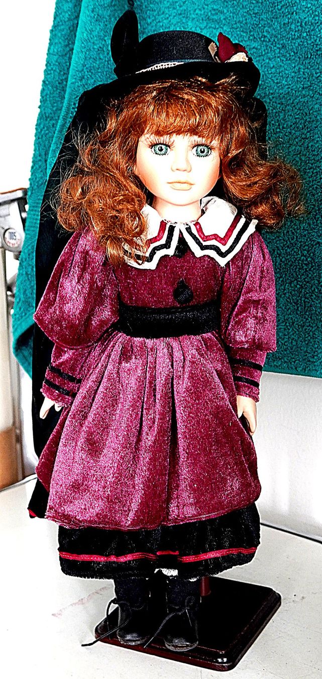 Bambole: Porzellan Puppe mit Samt Kleid – Usato da Baar venduto da 2cvbaar 4