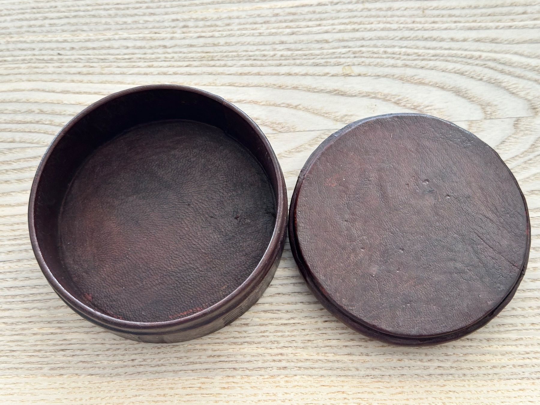 Barattoli: Vintage braune runde Lederbox – Usato da Onex venduto da Joliechose6 1