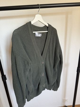 Mela Cardigan grob gestrickt oliv Gruen Groesse M