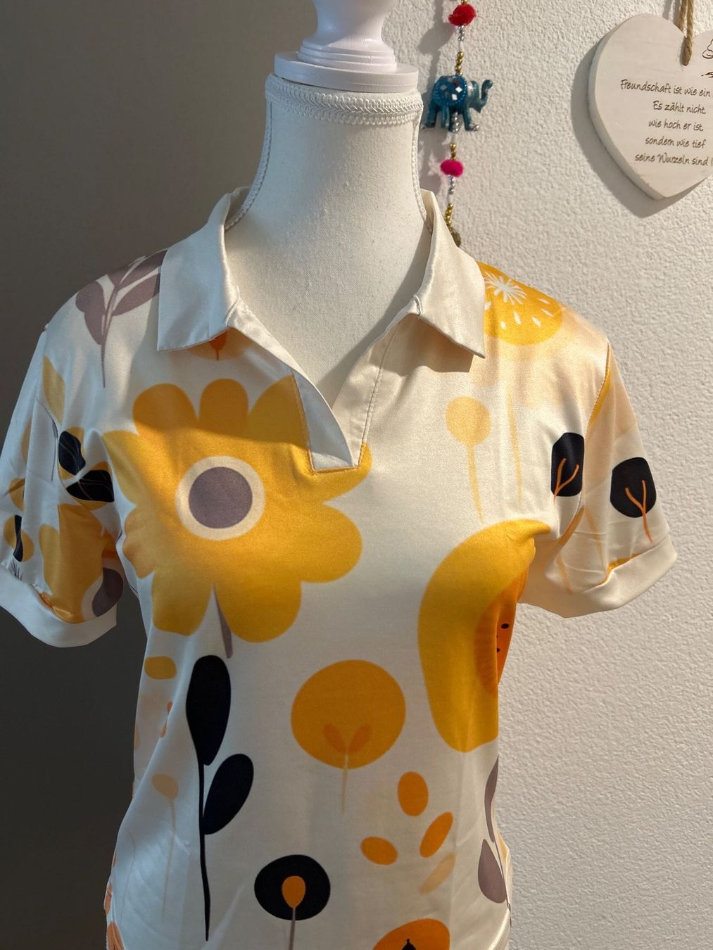 Polo-Shirts: Damen Poloshirt mit Blumenmuster Grösse S – Gebraucht aus Brunnen von Nala2929 1