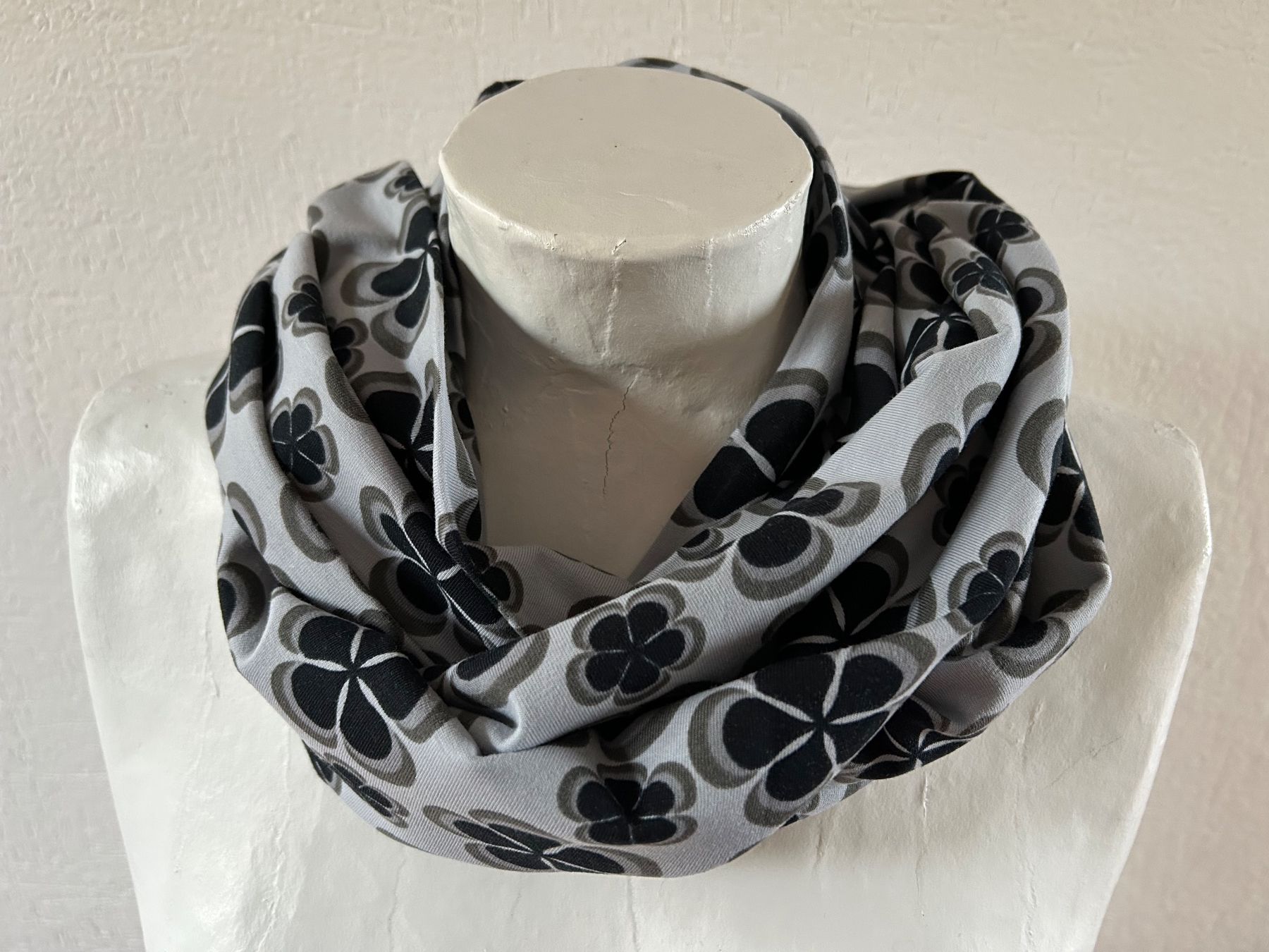 Foulard & Sciarpe: Loop -Schlauchschal - Baumwoll-Jersey - Handarbeit- Unikat – Nuovo e nell'imballaggio originale da Riniken venduto da KreativImKopf