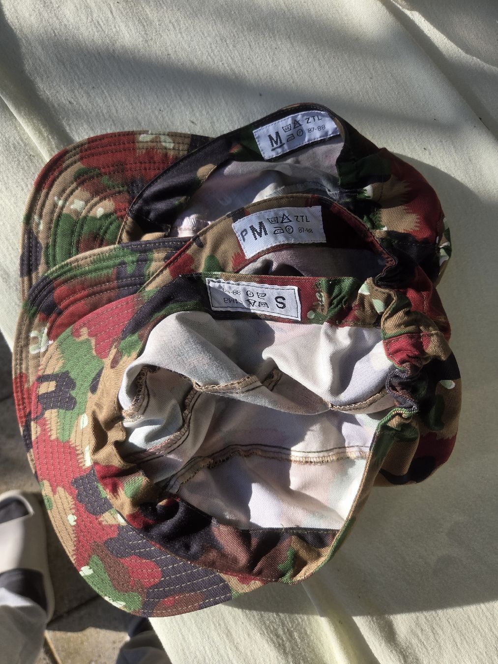 Altro in  Abbigliamento & Accessori: 3 swiss militärcaps tarnfarben – Nuovo (secondo la descrizione) da Ermenswil venduto da Chicha 1