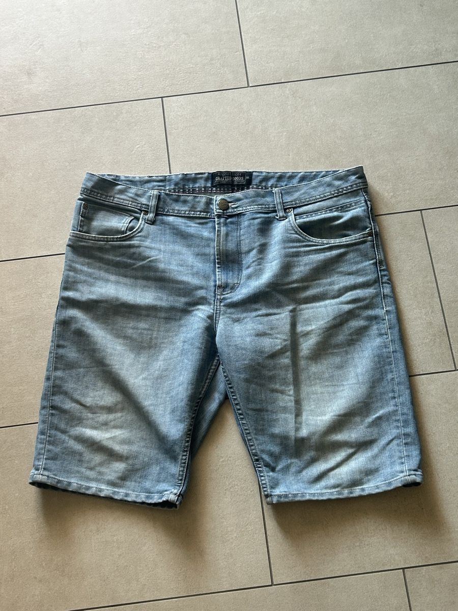 Jeans: Kurze Jeans hellblau – Neuf (Voir description) à Maisprach par _aliciarebecca_