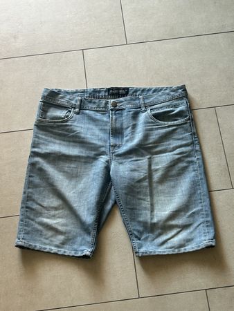 Kurze Jeans hellblau