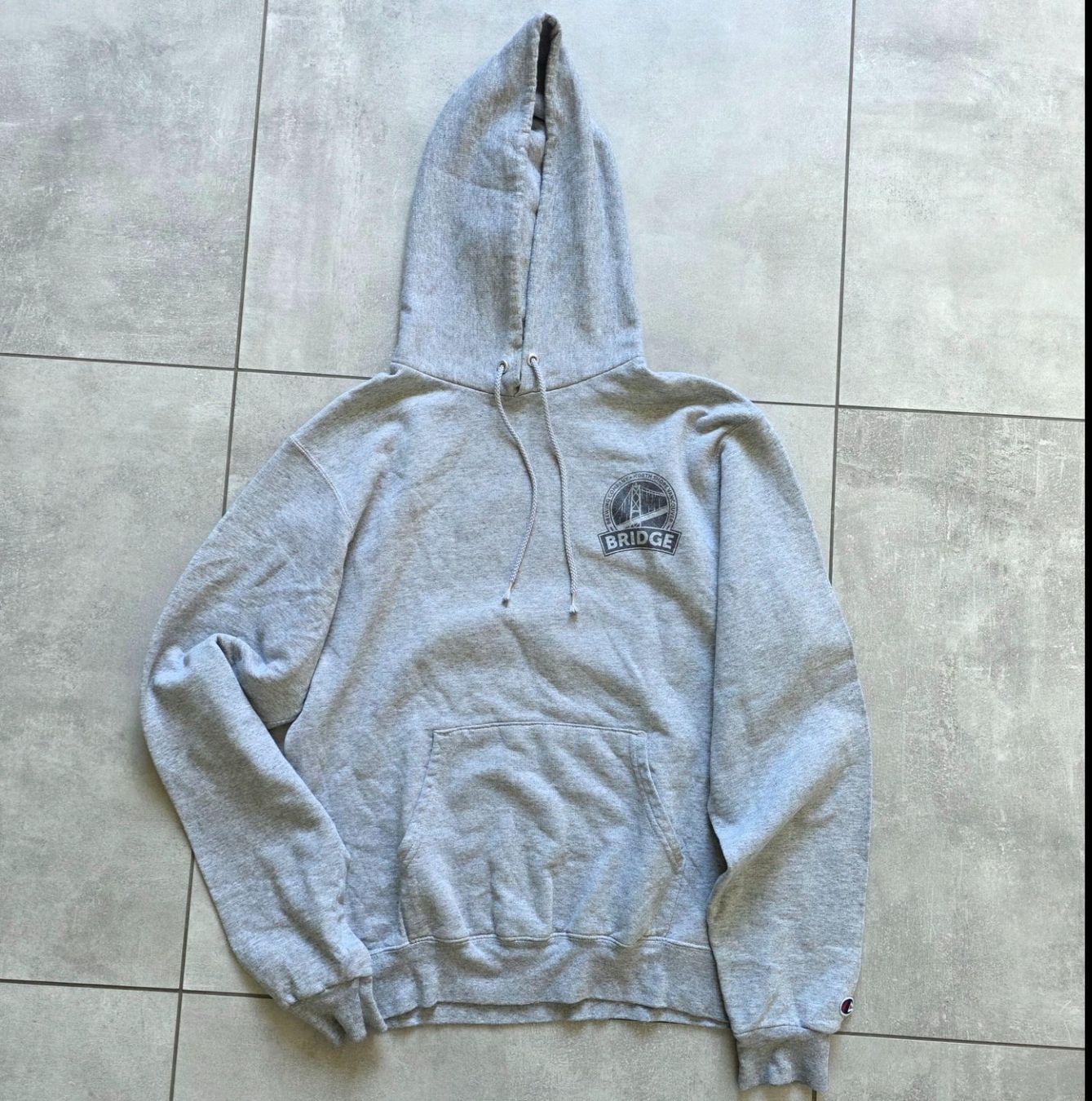 Champion Pullover & Sweatshirts: Kapuzenpullover Champion grau Grösse S – Gebraucht aus Bern von Tommy.Z