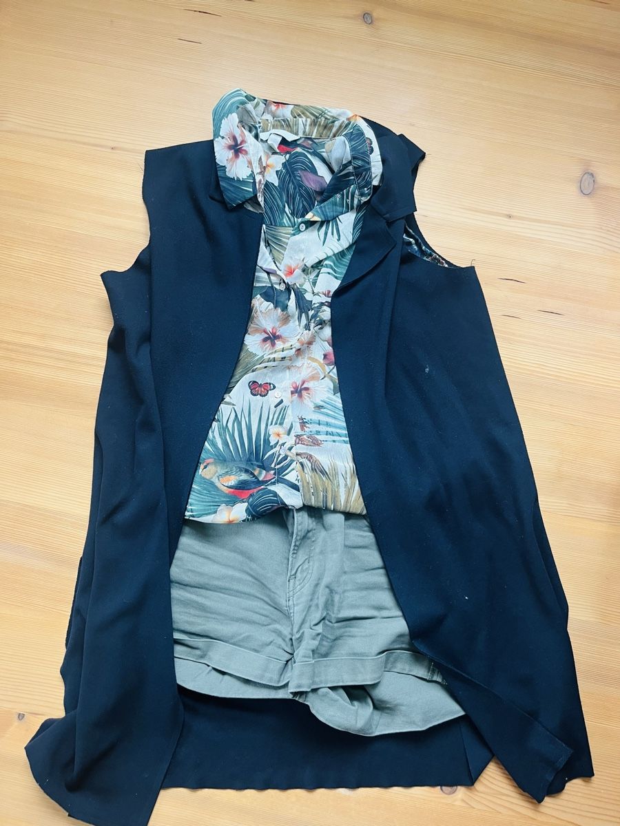 Lotti di vestiti: Sommer-Outfit: Weste, Blumenbluse & kurze Hose – Usato da Winterthur venduto da Nanole 1