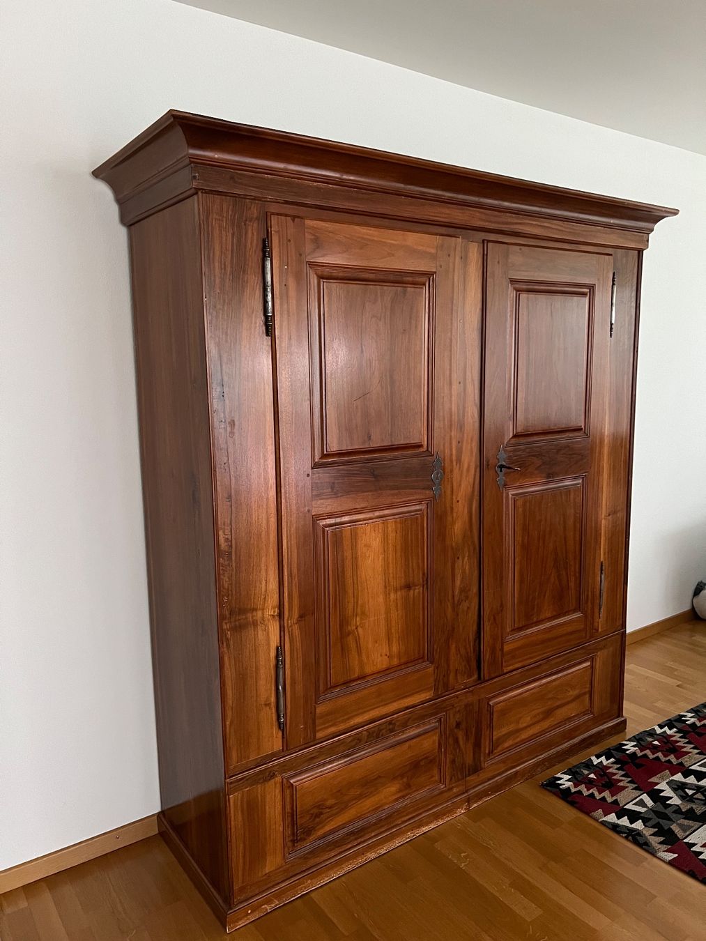 Schränke: Wunderschöner antiker Nussbaum-Schrank ca.1780, restauriert – Gebraucht aus Steckborn von rboelsterli 3