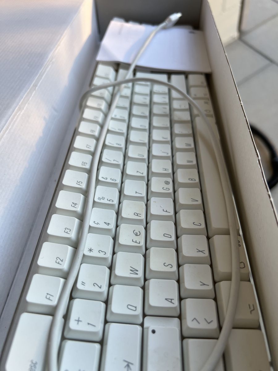 Apple Tastaturen: Apple Tastatur CH A1048 EMC 1944 USB  – Gebraucht aus Mülligen von  2