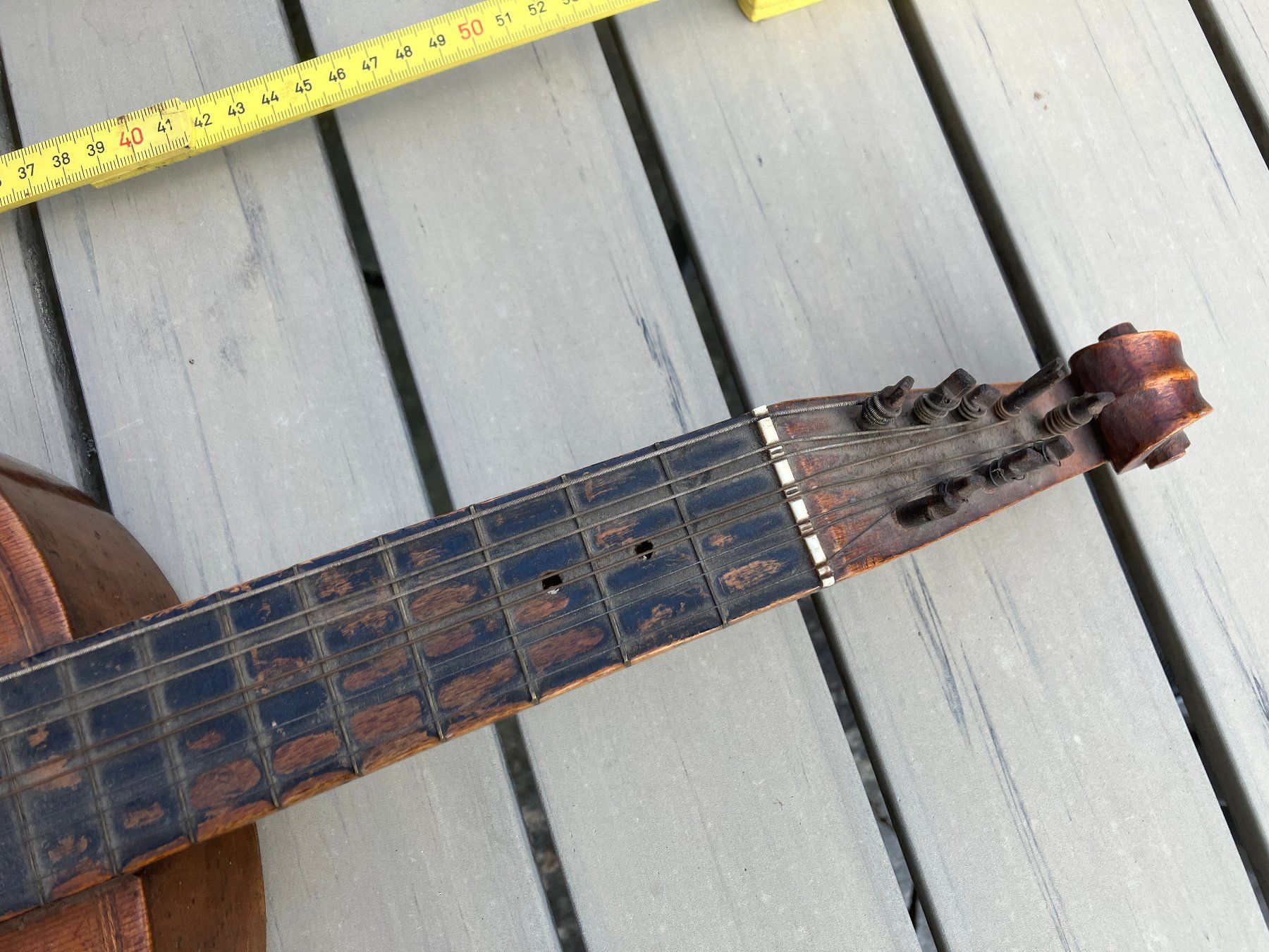 Instruments de musique: Kleine alte Gitarre – Défectueux à Luzern par laconi 4