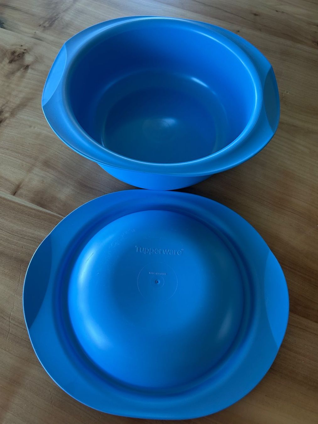 Tupperware Moules à gâteaux: Tupperware Ultra  blau mit Deckel 2Liter rund – D'occasion à Kaltbrunn par lagone1 2