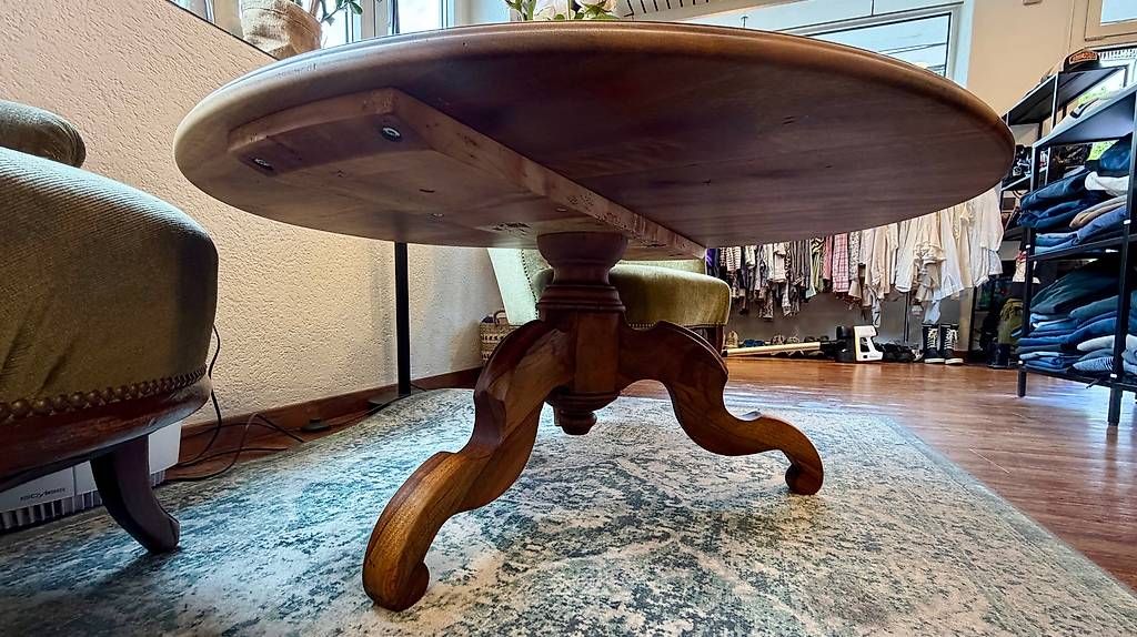 Tavoli: Exklusiver Couchtisch aus massivem Nussbaum  restauriert – Usato da Büren NW venduto da Kibe0 1