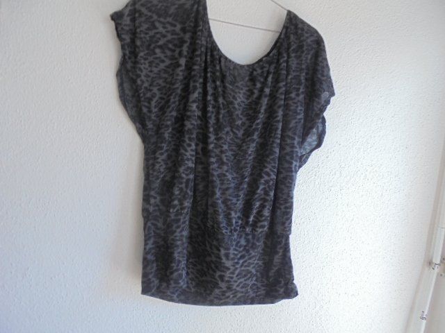 H&M Tops: TOP Gr. L, H & M Leo-Print, NEU – Neu (gemäss Beschreibung) aus Hinwil von Glasperlen