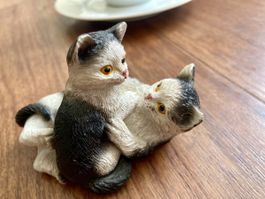 Katzen beim Spiel, Figur, Sammlerstück, 8 x 6 x 5cm