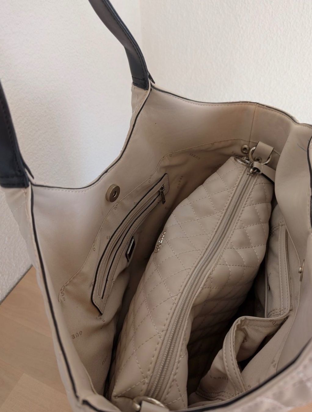 Guess Borse da donna: Guess Umhängetasche beige – Usato da Oberrohrdorf venduto da a._.w 2