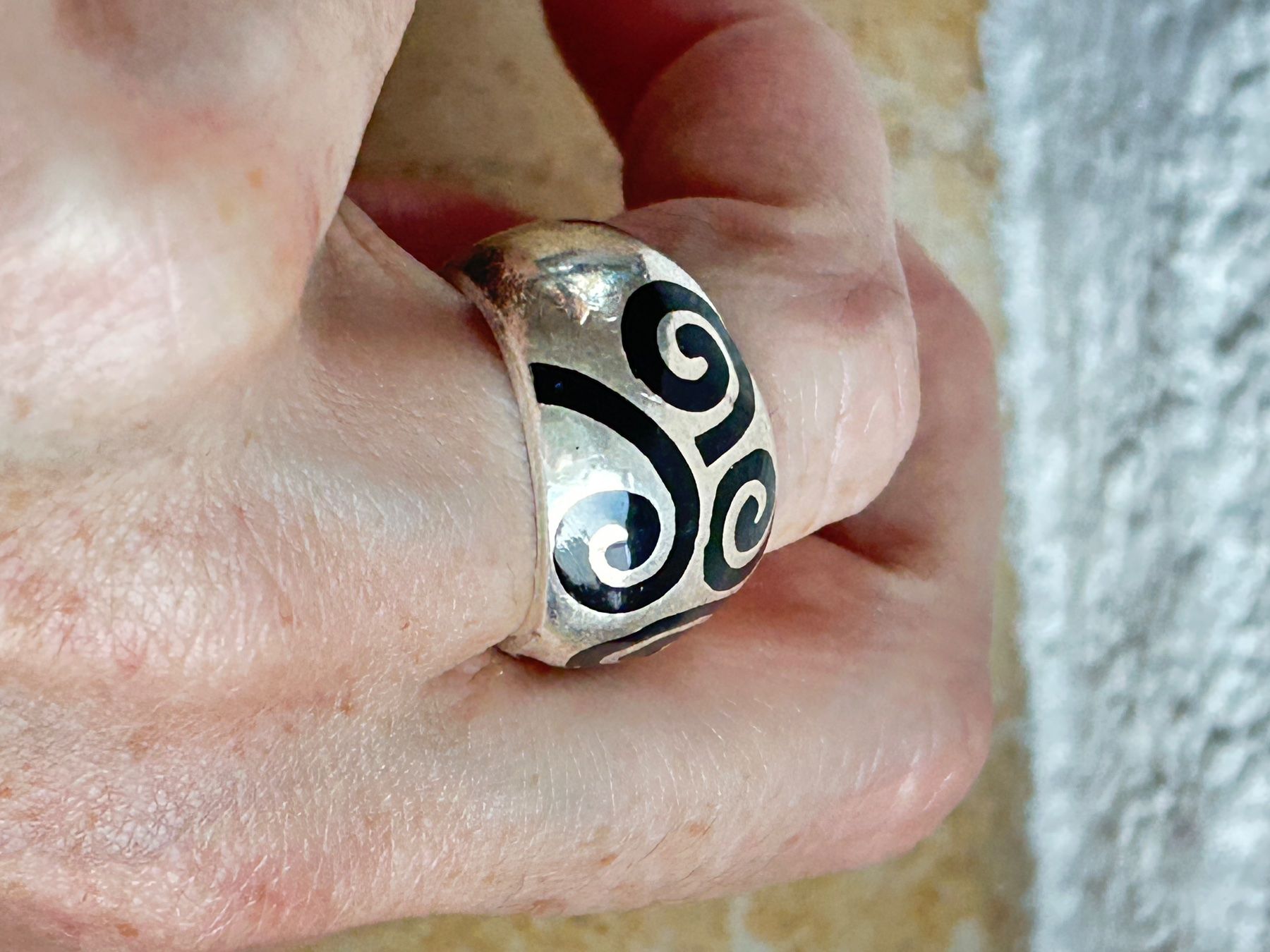 Anelli: Silberring 4 schwarze Spiralen (Grösse 58) – Usato da Laufen venduto da belleskulptur 4