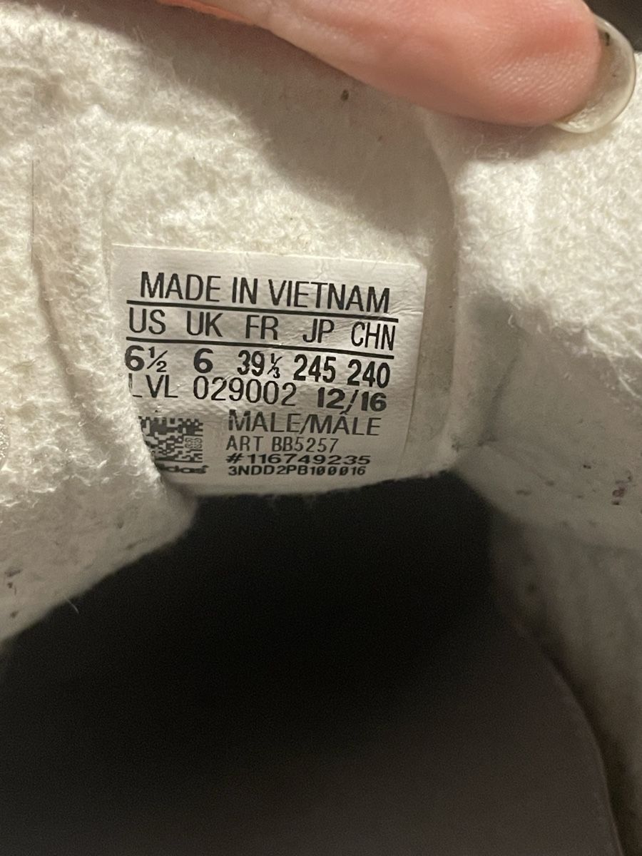 Adidas Scarpe da uomo: Graue Adidas Sneaker mit roten Streifen – Nuovo (secondo la descrizione) da Winterthur venduto da lil_586p 5