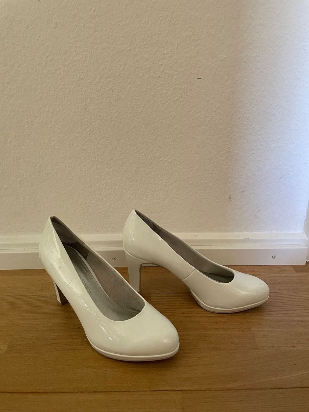 Scarpe da donna: weisse High-Heels, Grösse 40 – Nuovo (secondo la descrizione) da Basel venduto da kra_w6mq