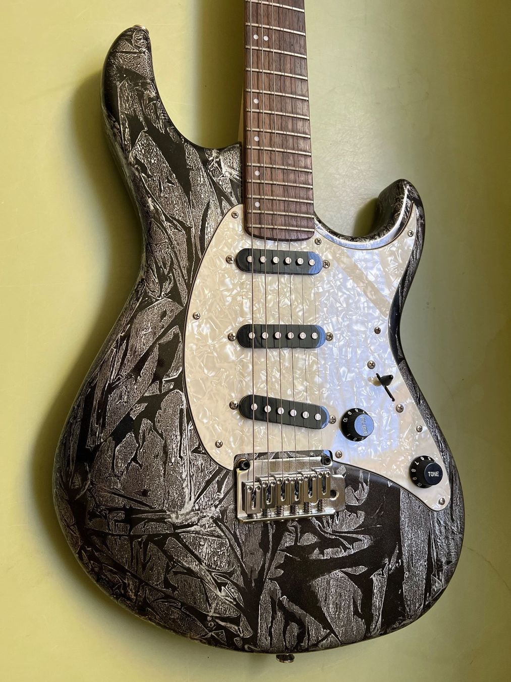 Instruments de musique: Cort Stratocaster Modell Gitarre mit coolem metallic Design – D'occasion à Hochdorf par Brandnew