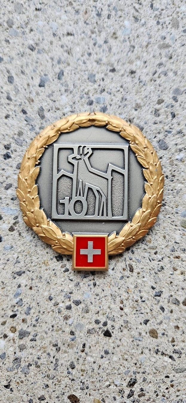 Schweizer Armee Plaketten & Abzeichen: *** Beretemblem Gold Offizier Schweizer Armee *** – Neu und originalverpackt aus Riedholz von fr_sIruP