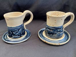 Tasses à café artisanales et soucoupes en céramique bleues