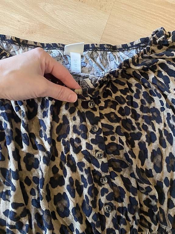 H&M Top: Leopard Top Shoulder off top Animal Print – Usato da Bern venduto da n-dine 2