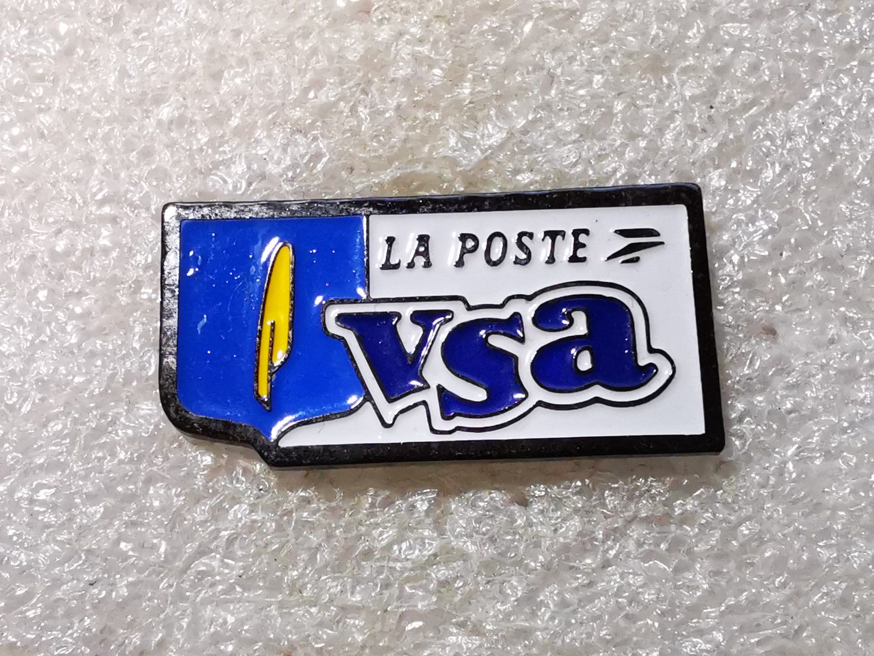 Plaketten & Abzeichen: Ansteckpin 52: la poste vsa – Gebraucht aus Oppligen von Pin-Fall-Shop