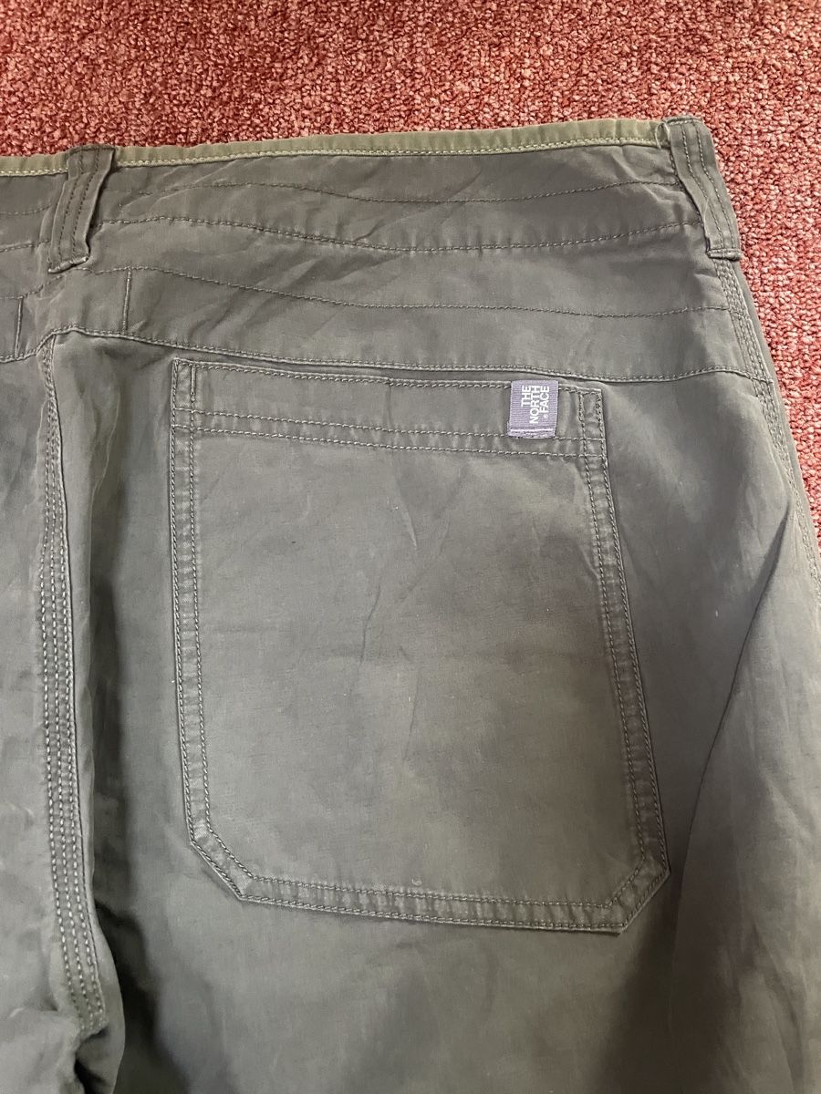 North Face Pantaloni: Pantalon The North Face, couleur olive – Usato da Bassins venduto da Neskwyk 6